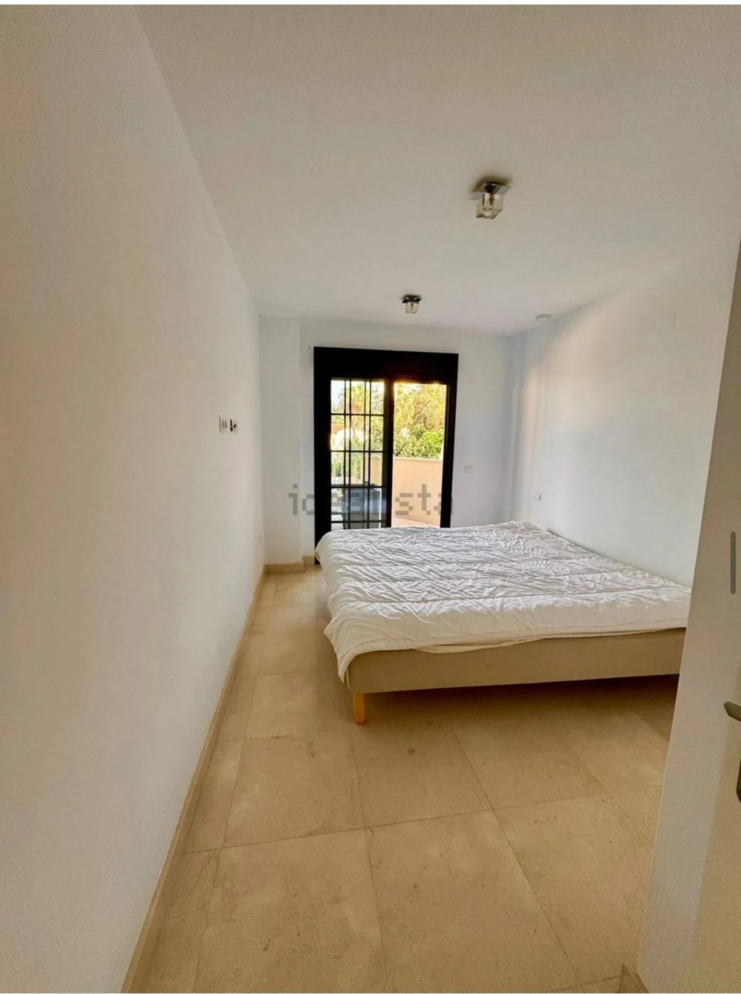 Magnificent apartment in Benalmádena Costa, located in one of the best residential complexes in Torrequebrada. The property comprises two bedrooms, one full bathroom, a spacious living-dining room, a kitchen, and a south-facing terrace with sea views.