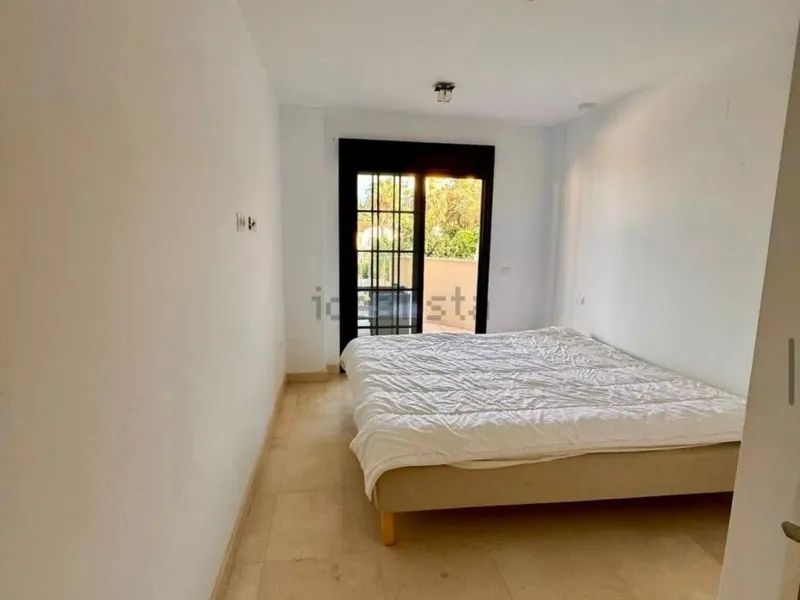 Magnificent apartment in Benalmádena Costa, located in one of the best residential complexes in Torrequebrada. The property comprises two bedrooms, one full bathroom, a spacious living-dining room, a kitchen, and a south-facing terrace with sea views.