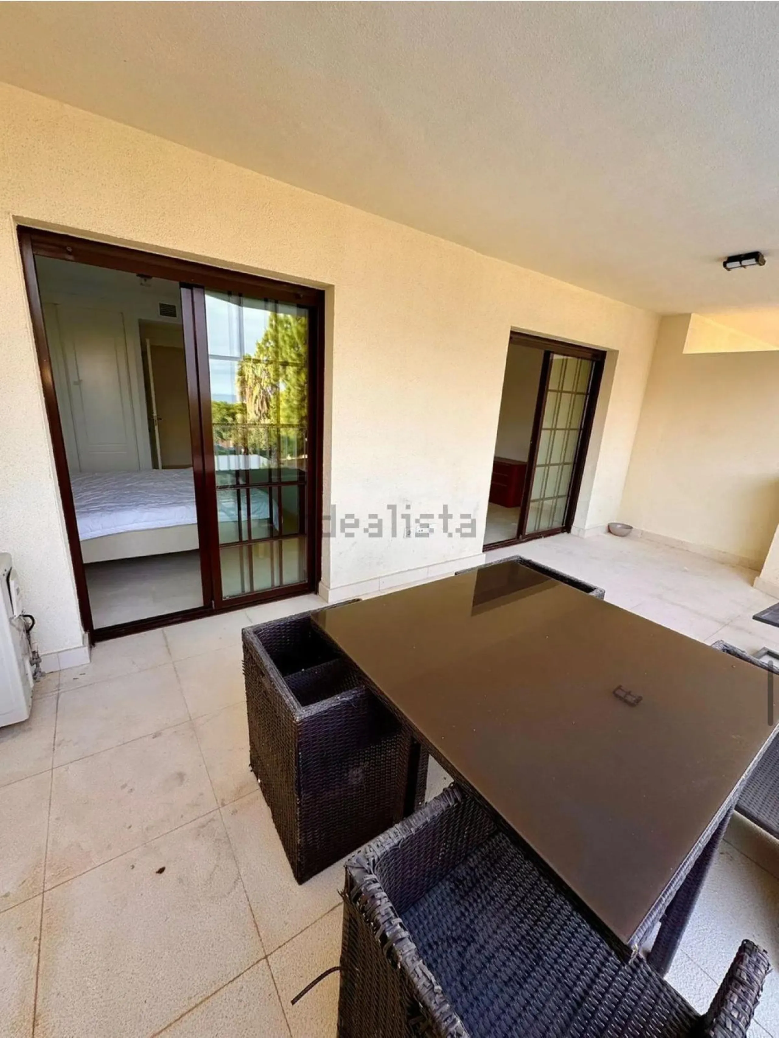 Magnificent apartment in Benalmádena Costa, located in one of the best residential complexes in Torrequebrada. The property comprises two bedrooms, one full bathroom, a spacious living-dining room, a kitchen, and a south-facing terrace with sea views.
