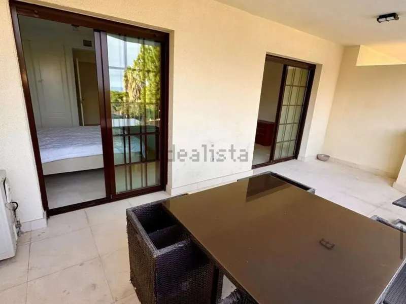 Magnificent apartment in Benalmádena Costa, located in one of the best residential complexes in Torrequebrada. The property comprises two bedrooms, one full bathroom, a spacious living-dining room, a kitchen, and a south-facing terrace with sea views.
