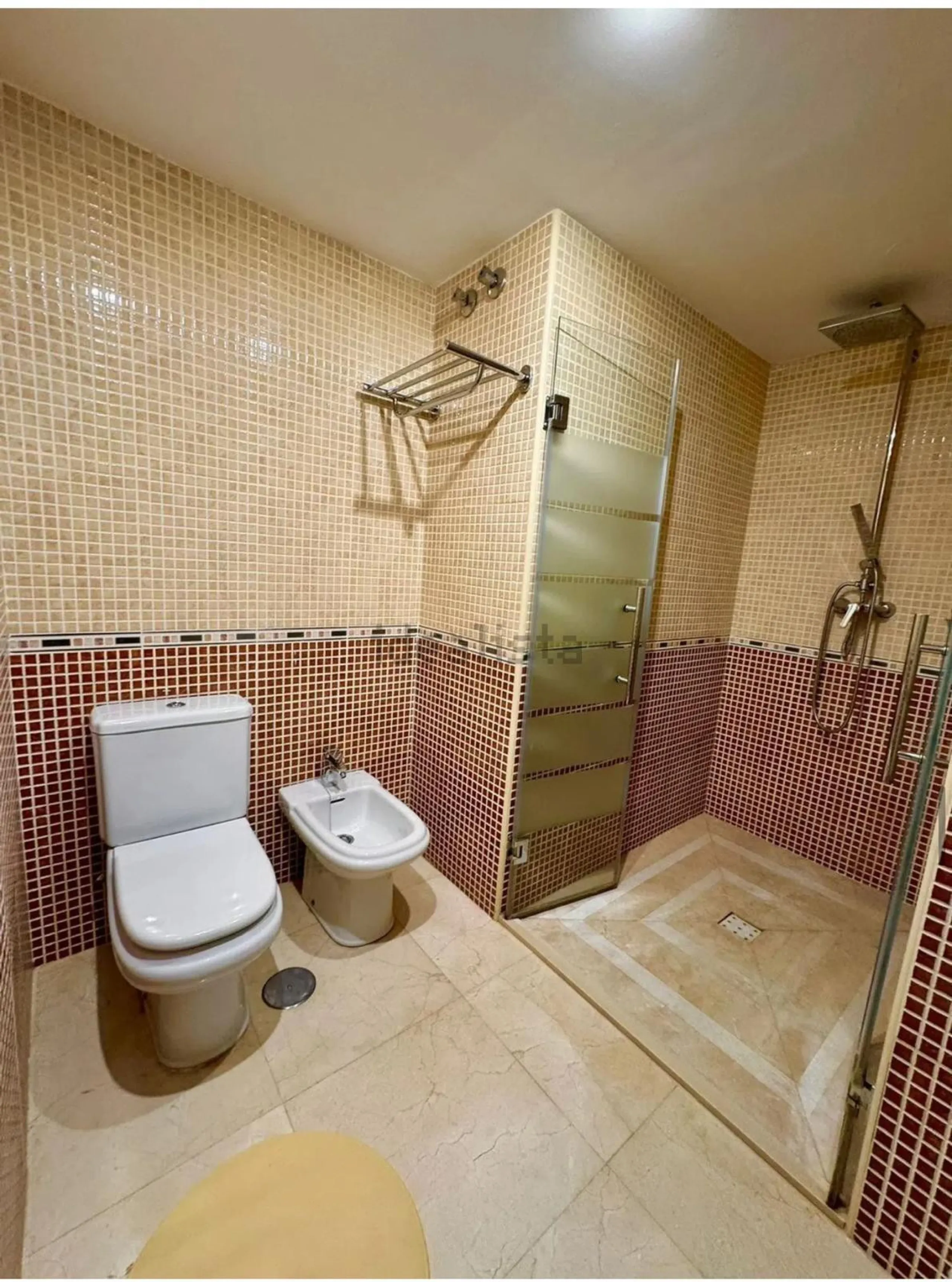 Magnificent apartment in Benalmádena Costa, located in one of the best residential complexes in Torrequebrada. The property comprises two bedrooms, one full bathroom, a spacious living-dining room, a kitchen, and a south-facing terrace with sea views.