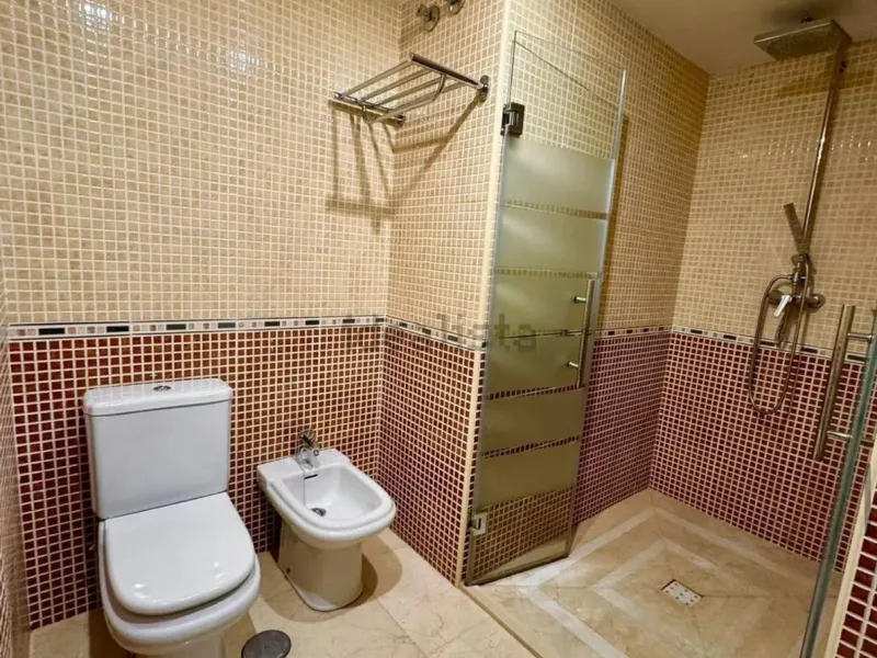 Magnificent apartment in Benalmádena Costa, located in one of the best residential complexes in Torrequebrada. The property comprises two bedrooms, one full bathroom, a spacious living-dining room, a kitchen, and a south-facing terrace with sea views.
