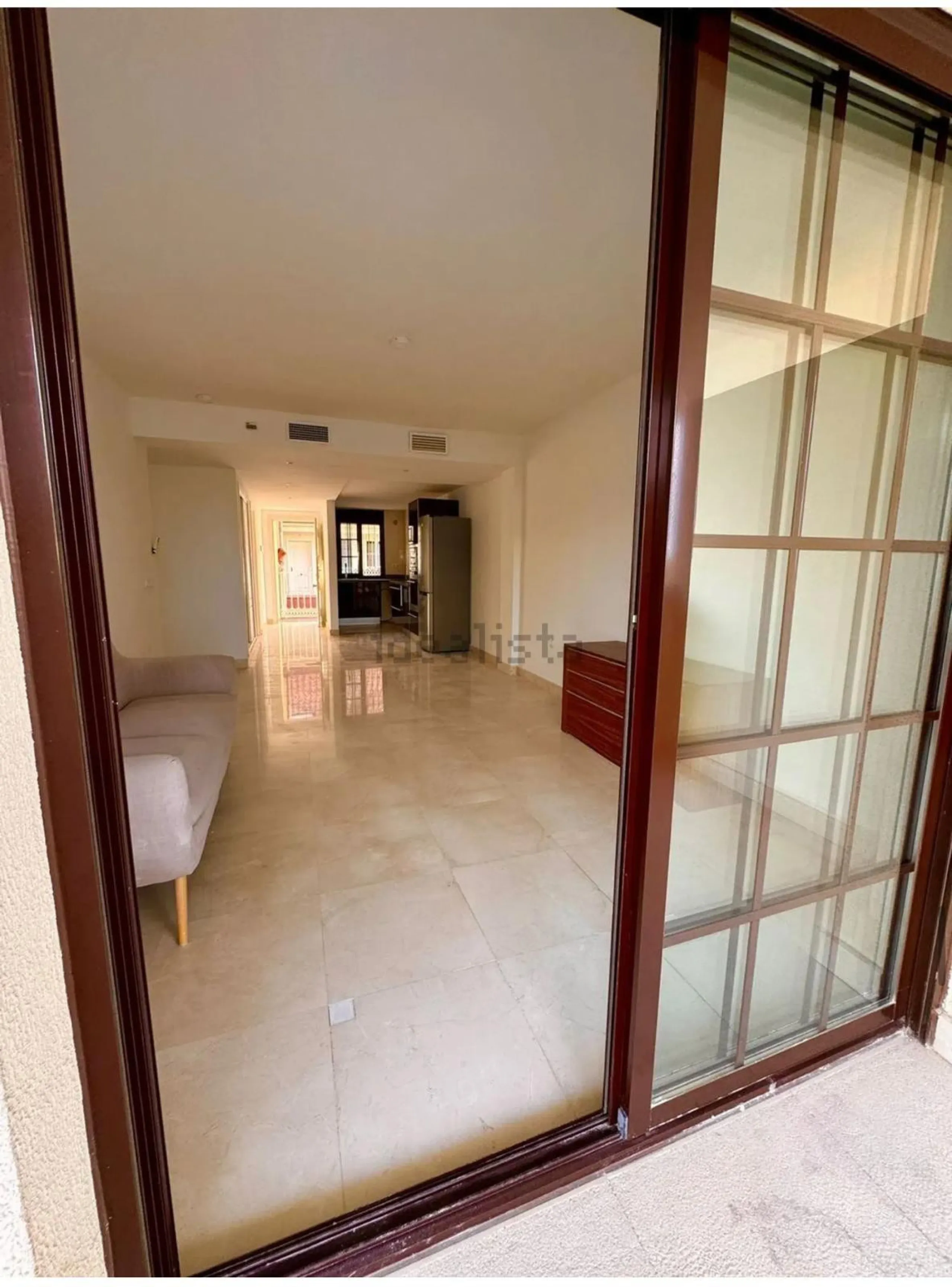 Magnificent apartment in Benalmádena Costa, located in one of the best residential complexes in Torrequebrada. The property comprises two bedrooms, one full bathroom, a spacious living-dining room, a kitchen, and a south-facing terrace with sea views.
