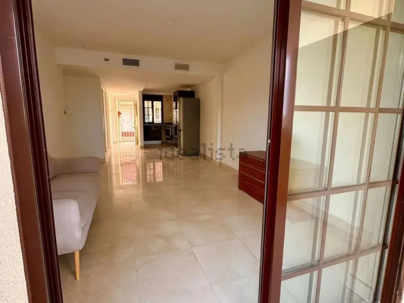 Magnificent apartment in Benalmádena Costa, located in one of the best residential complexes in Torrequebrada. The property comprises two bedrooms, one full bathroom, a spacious living-dining room, a kitchen, and a south-facing terrace with sea views.