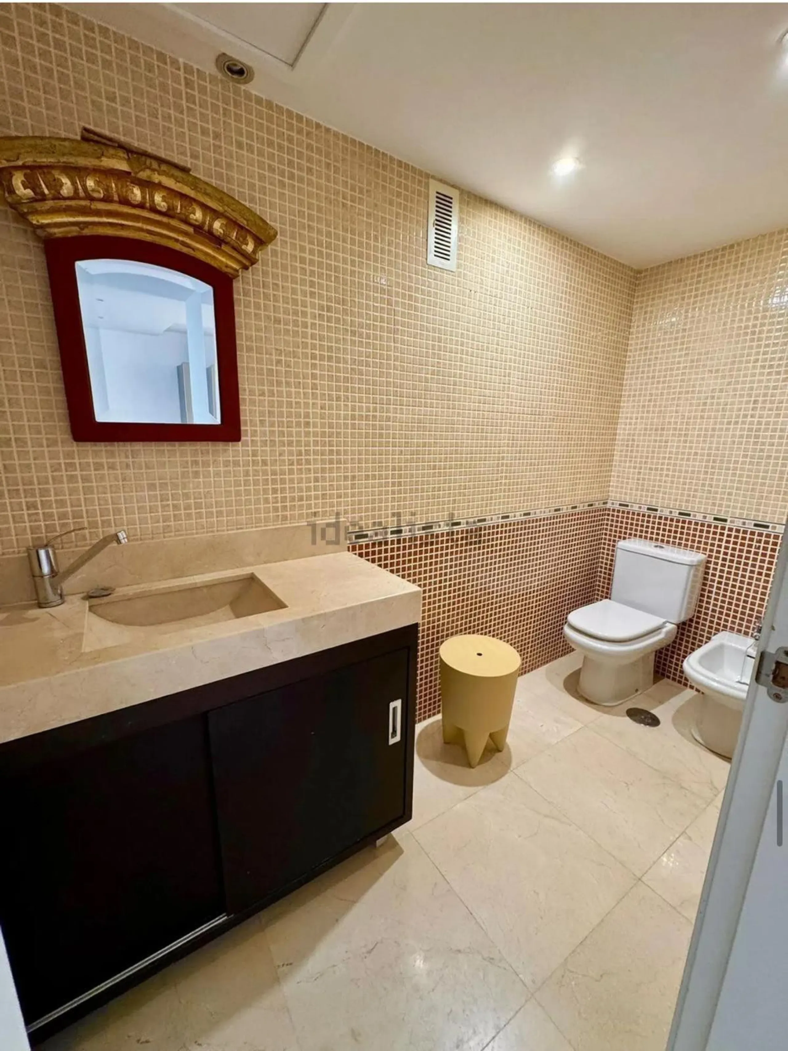 Magnificent apartment in Benalmádena Costa, located in one of the best residential complexes in Torrequebrada. The property comprises two bedrooms, one full bathroom, a spacious living-dining room, a kitchen, and a south-facing terrace with sea views.