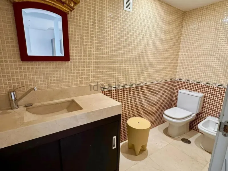 Magnificent apartment in Benalmádena Costa, located in one of the best residential complexes in Torrequebrada. The property comprises two bedrooms, one full bathroom, a spacious living-dining room, a kitchen, and a south-facing terrace with sea views.