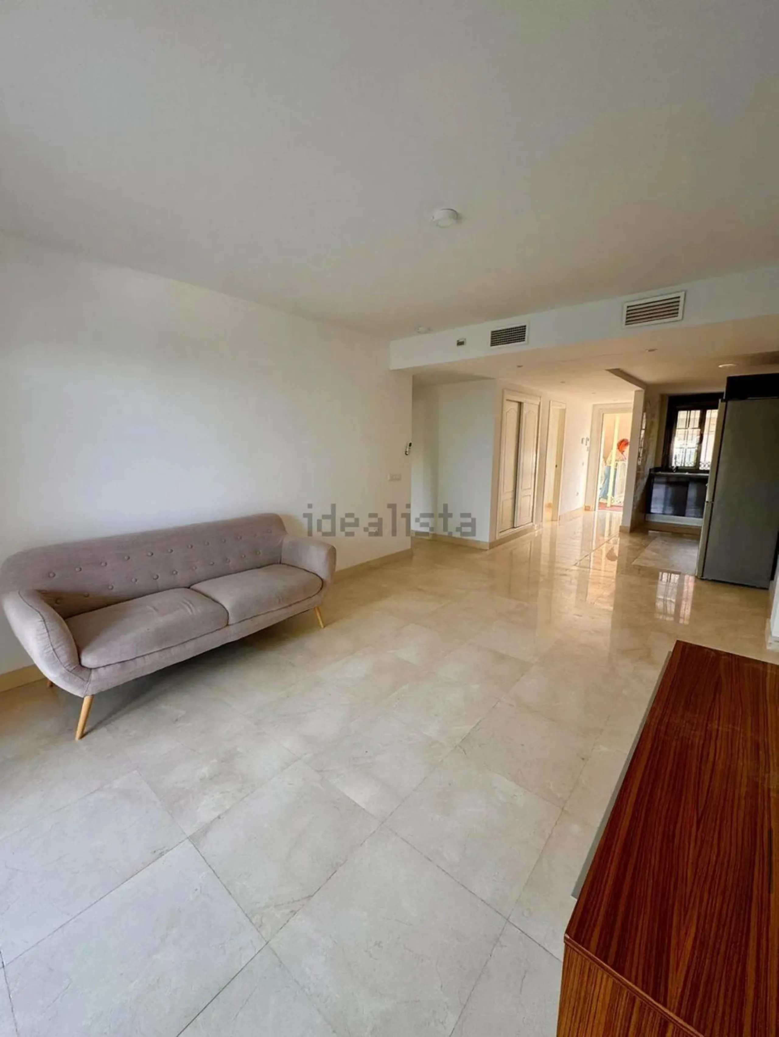 Magnificent apartment in Benalmádena Costa, located in one of the best residential complexes in Torrequebrada. The property comprises two bedrooms, one full bathroom, a spacious living-dining room, a kitchen, and a south-facing terrace with sea views.
