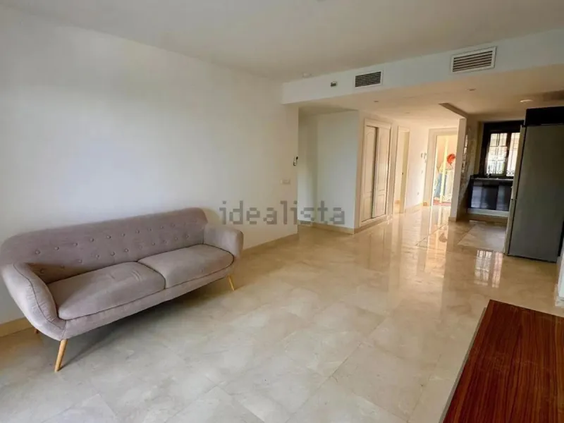 Magnificent apartment in Benalmádena Costa, located in one of the best residential complexes in Torrequebrada. The property comprises two bedrooms, one full bathroom, a spacious living-dining room, a kitchen, and a south-facing terrace with sea views.