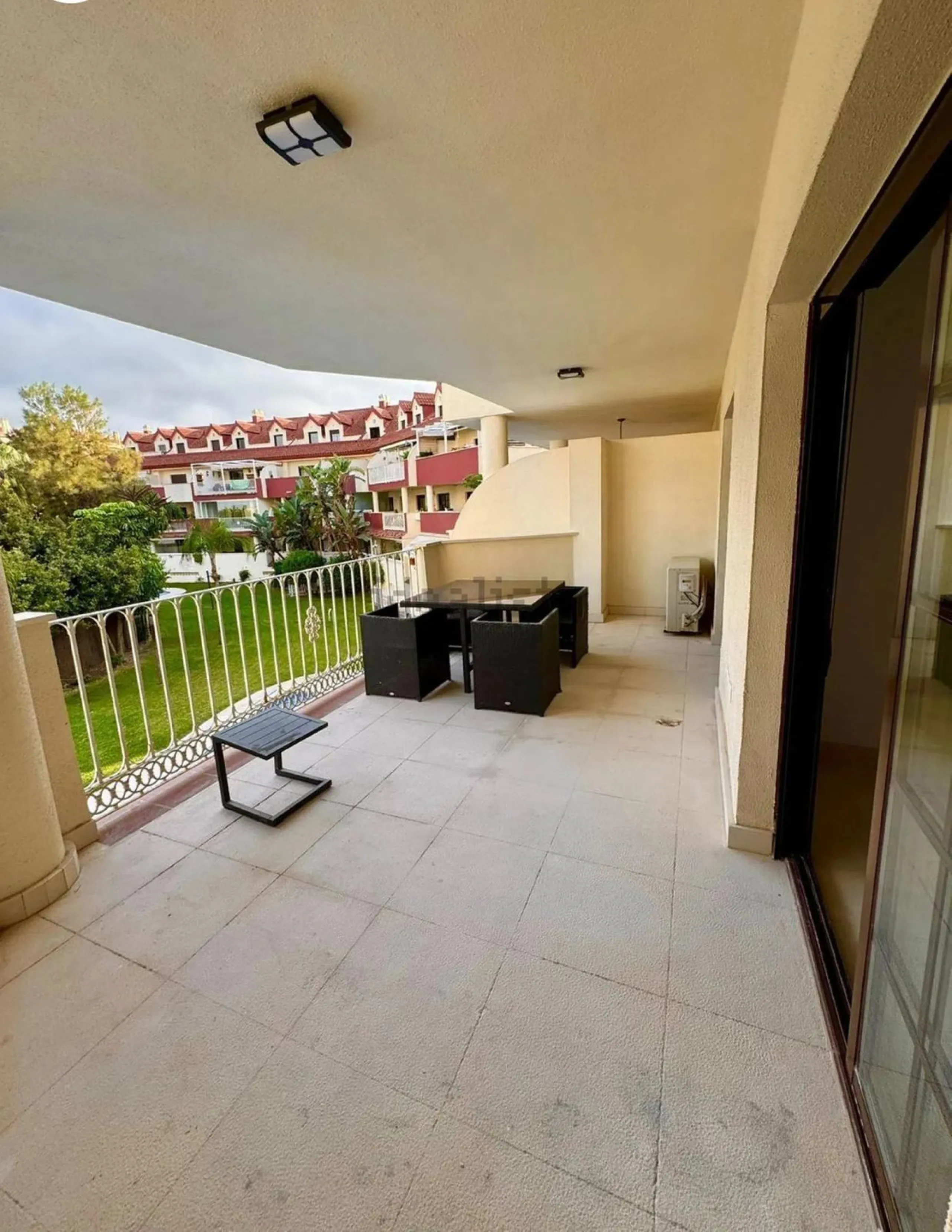 Magnificent apartment in Benalmádena Costa, located in one of the best residential complexes in Torrequebrada. The property comprises two bedrooms, one full bathroom, a spacious living-dining room, a kitchen, and a south-facing terrace with sea views.