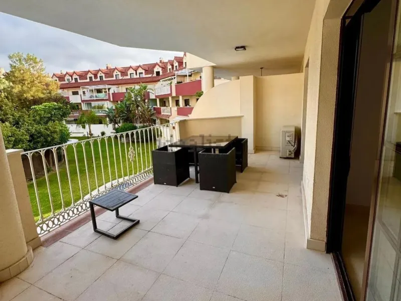 Magnificent apartment in Benalmádena Costa, located in one of the best residential complexes in Torrequebrada. The property comprises two bedrooms, one full bathroom, a spacious living-dining room, a kitchen, and a south-facing terrace with sea views.