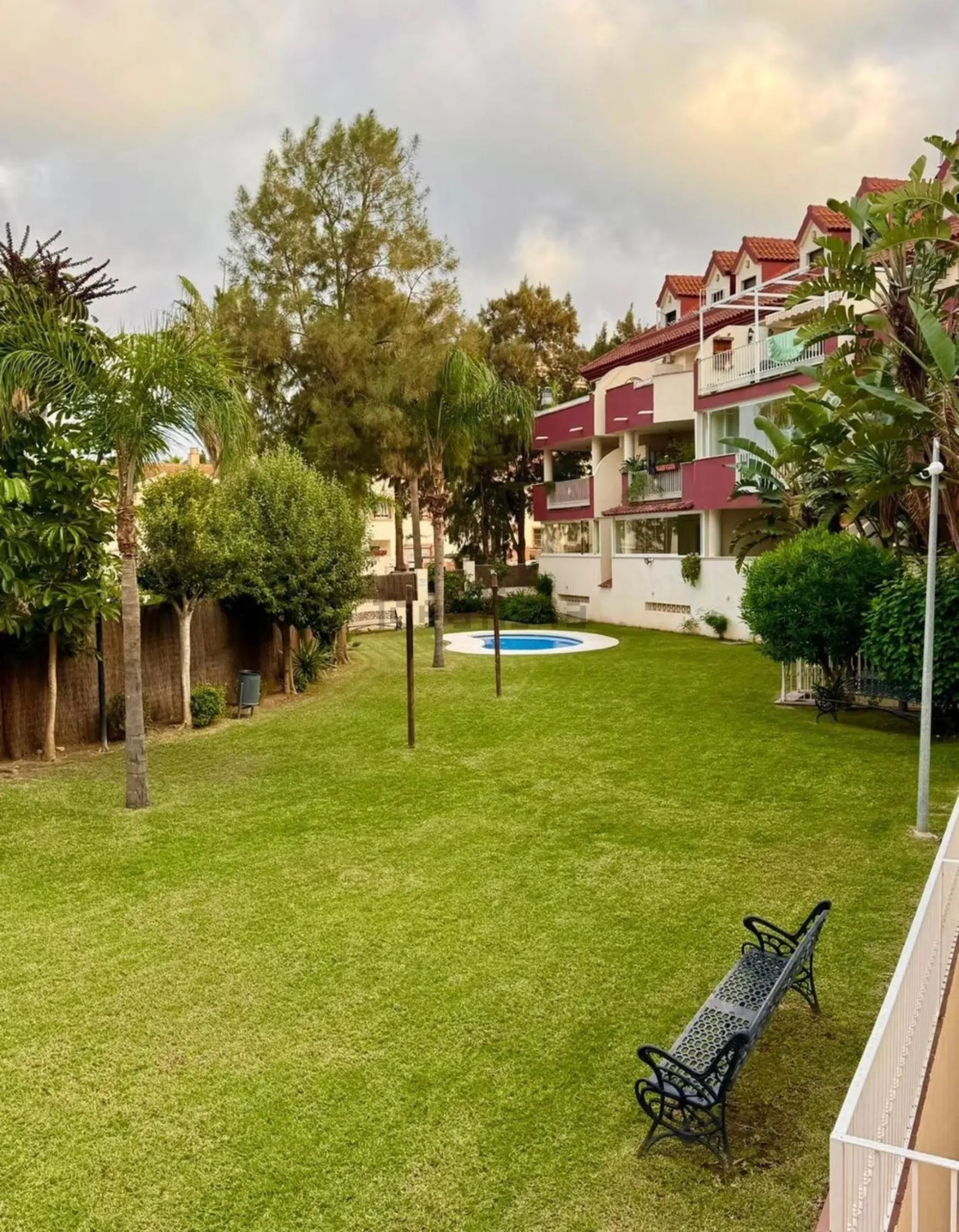 Magnificent apartment in Benalmádena Costa, located in one of the best residential complexes in Torrequebrada. The property comprises two bedrooms, one full bathroom, a spacious living-dining room, a kitchen, and a south-facing terrace with sea views.