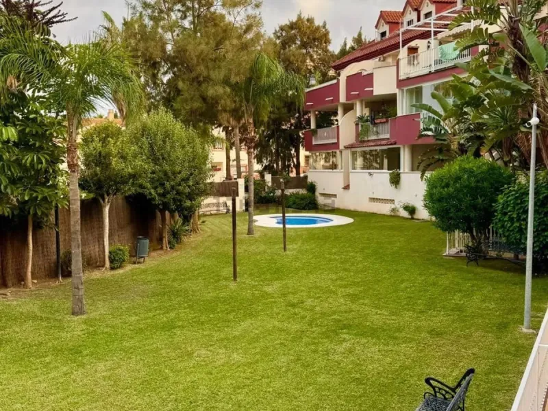 Magnificent apartment in Benalmádena Costa, located in one of the best residential complexes in Torrequebrada. The property comprises two bedrooms, one full bathroom, a spacious living-dining room, a kitchen, and a south-facing terrace with sea views.