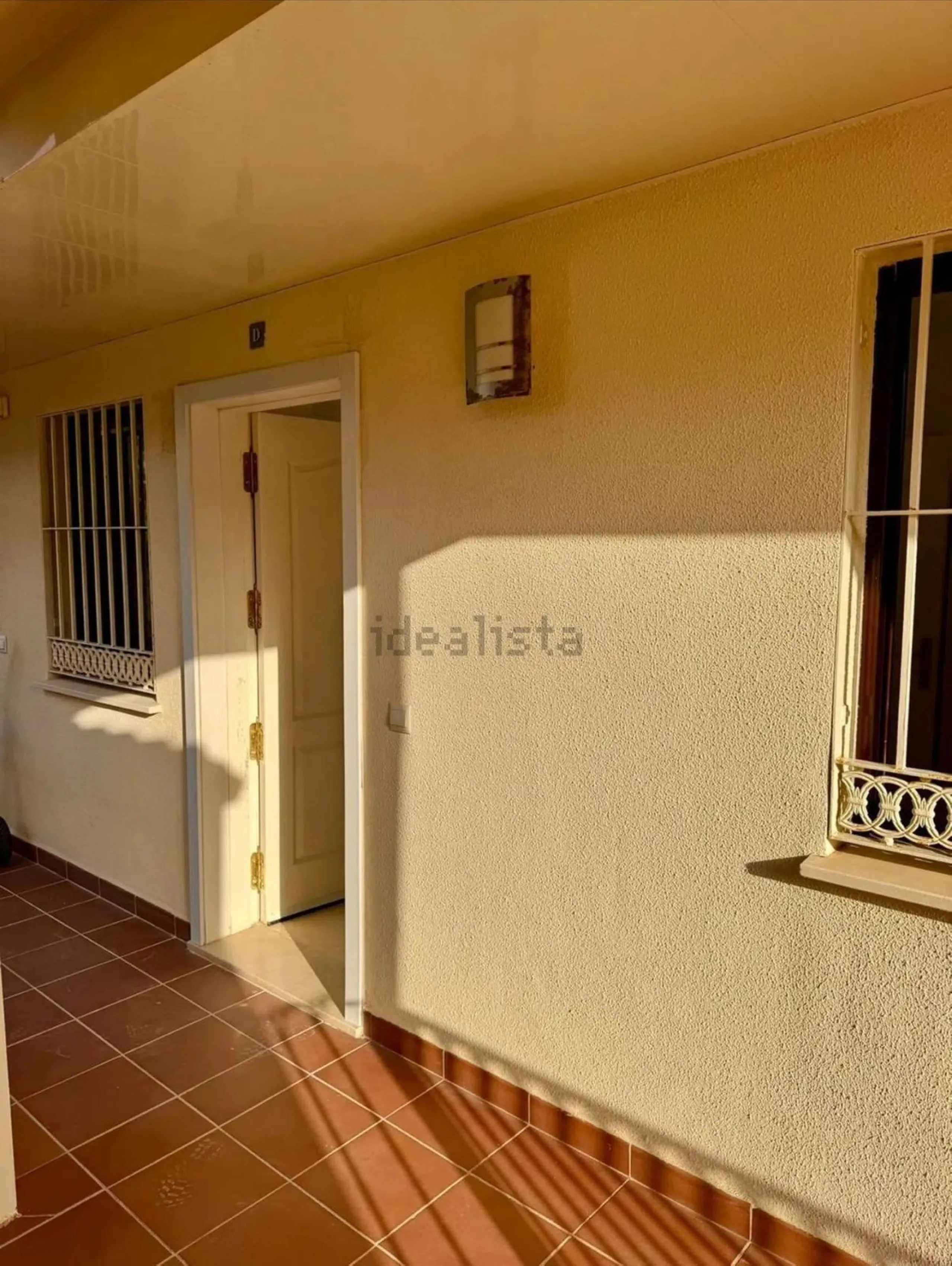 Magnificent apartment in Benalmádena Costa, located in one of the best residential complexes in Torrequebrada. The property comprises two bedrooms, one full bathroom, a spacious living-dining room, a kitchen, and a south-facing terrace with sea views.