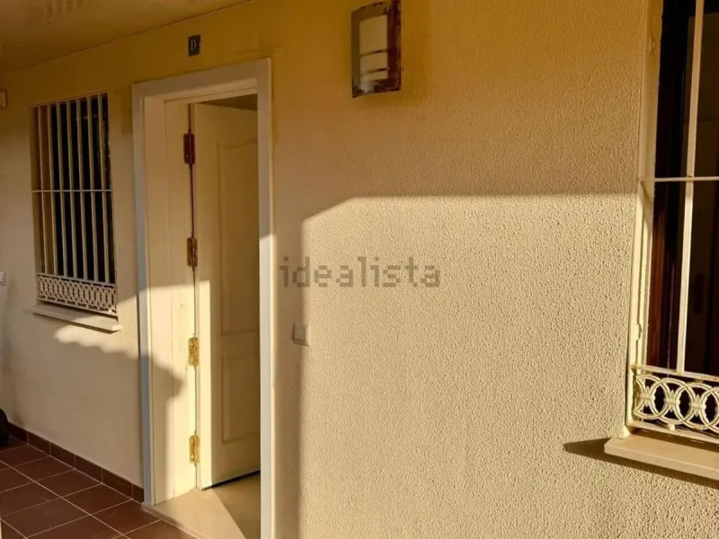 Magnificent apartment in Benalmádena Costa, located in one of the best residential complexes in Torrequebrada. The property comprises two bedrooms, one full bathroom, a spacious living-dining room, a kitchen, and a south-facing terrace with sea views.