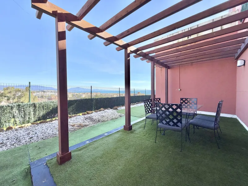 Discover this stunning ground-floor duplex in a frontline golf position, offering panoramic sea and mountain views in a peaceful and sought-after setting, just 1 km from the Puerto de la Duquesa and the beach.