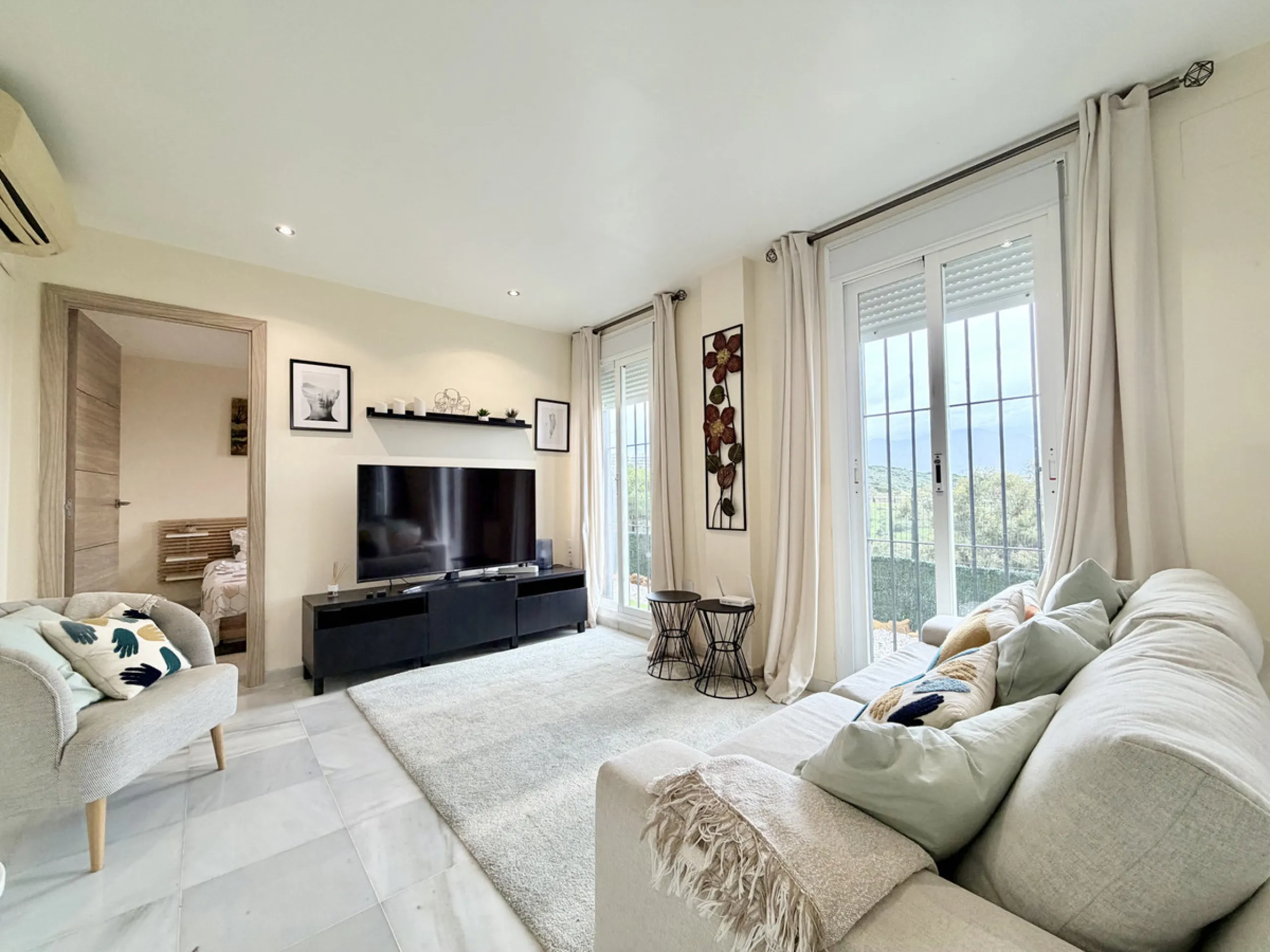 Discover this stunning ground-floor duplex in a frontline golf position, offering panoramic sea and mountain views in a peaceful and sought-after setting, just 1 km from the Puerto de la Duquesa and the beach.