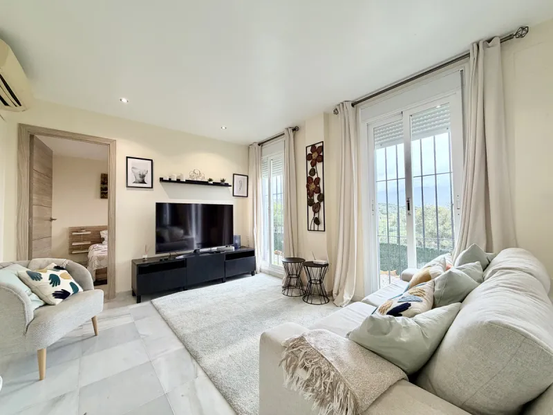 Discover this stunning ground-floor duplex in a frontline golf position, offering panoramic sea and mountain views in a peaceful and sought-after setting, just 1 km from the Puerto de la Duquesa and the beach.