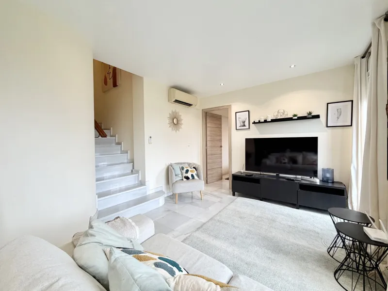 Discover this stunning ground-floor duplex in a frontline golf position, offering panoramic sea and mountain views in a peaceful and sought-after setting, just 1 km from the Puerto de la Duquesa and the beach.