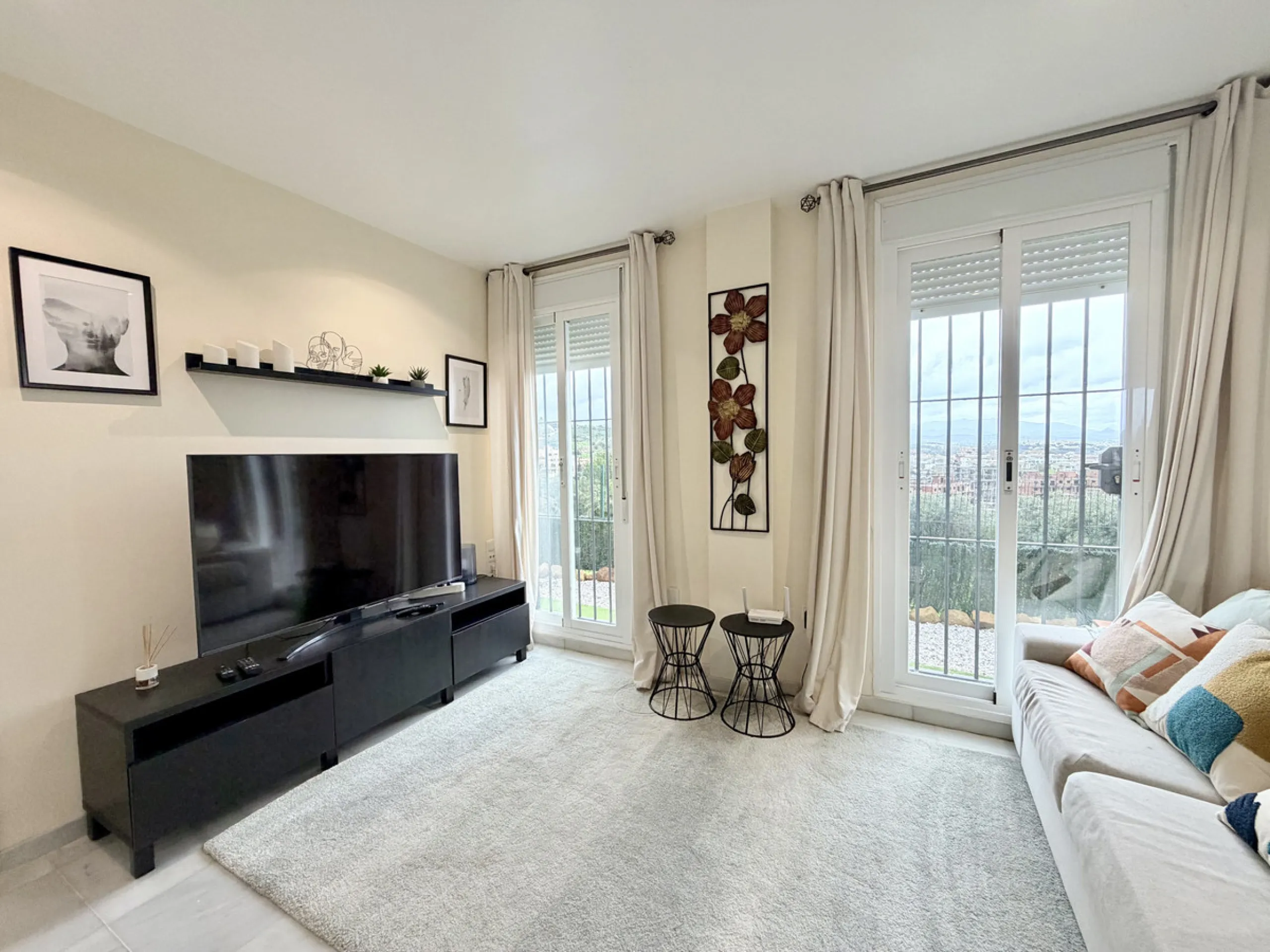 Discover this stunning ground-floor duplex in a frontline golf position, offering panoramic sea and mountain views in a peaceful and sought-after setting, just 1 km from the Puerto de la Duquesa and the beach.