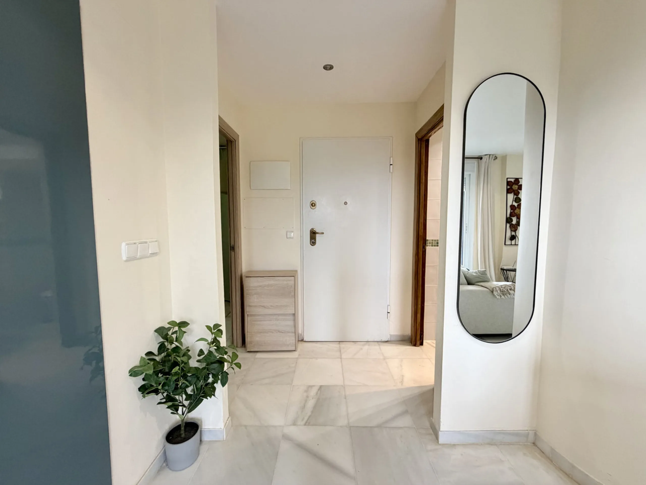 Discover this stunning ground-floor duplex in a frontline golf position, offering panoramic sea and mountain views in a peaceful and sought-after setting, just 1 km from the Puerto de la Duquesa and the beach.