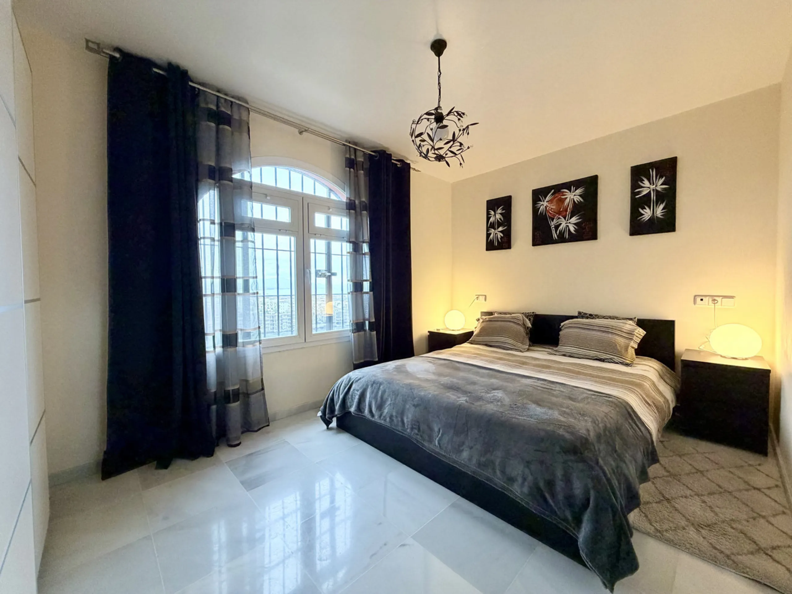 Discover this stunning ground-floor duplex in a frontline golf position, offering panoramic sea and mountain views in a peaceful and sought-after setting, just 1 km from the Puerto de la Duquesa and the beach.