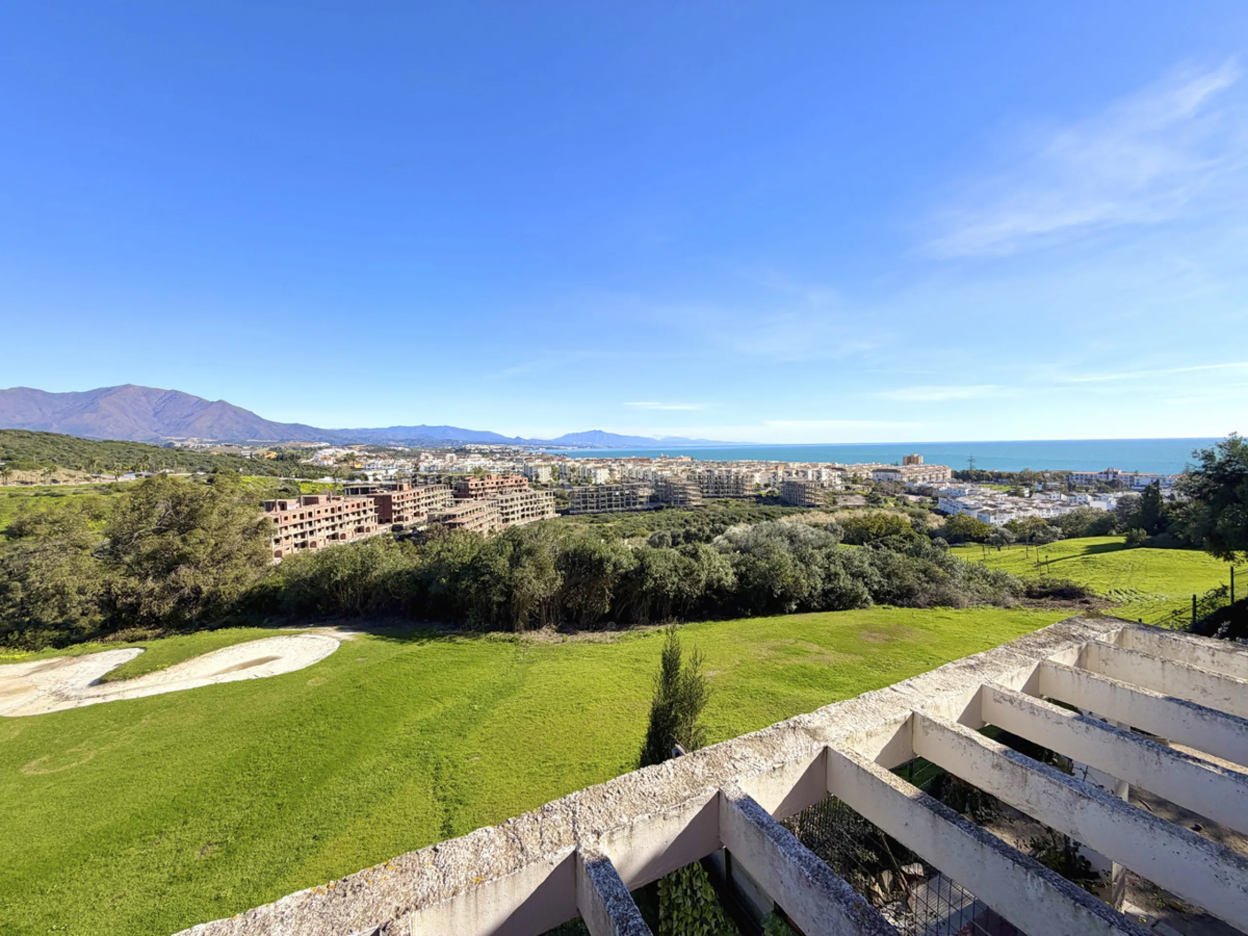 Discover this stunning ground-floor duplex in a frontline golf position, offering panoramic sea and mountain views in a peaceful and sought-after setting, just 1 km from the Puerto de la Duquesa and the beach.