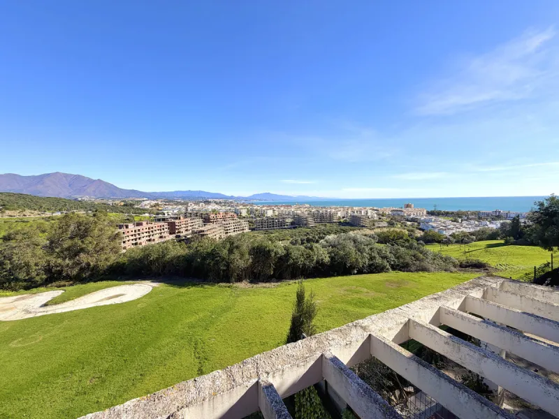 Discover this stunning ground-floor duplex in a frontline golf position, offering panoramic sea and mountain views in a peaceful and sought-after setting, just 1 km from the Puerto de la Duquesa and the beach.