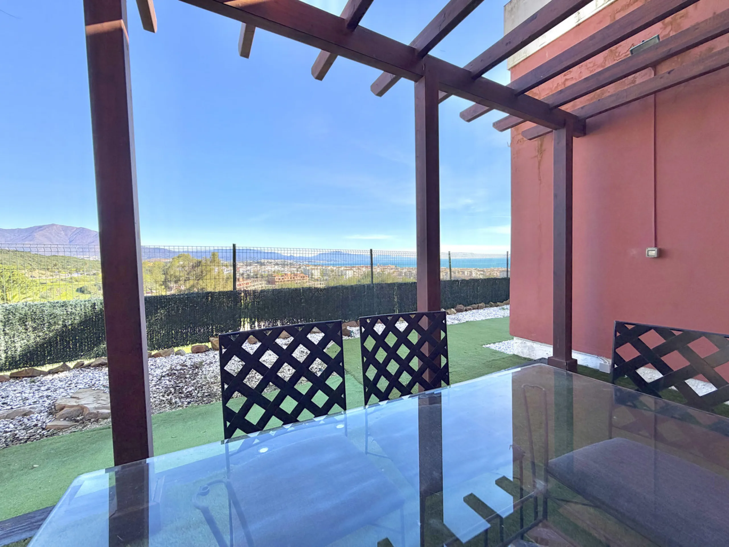 Discover this stunning ground-floor duplex in a frontline golf position, offering panoramic sea and mountain views in a peaceful and sought-after setting, just 1 km from the Puerto de la Duquesa and the beach.