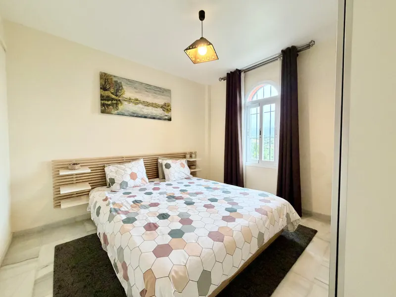Discover this stunning ground-floor duplex in a frontline golf position, offering panoramic sea and mountain views in a peaceful and sought-after setting, just 1 km from the Puerto de la Duquesa and the beach.