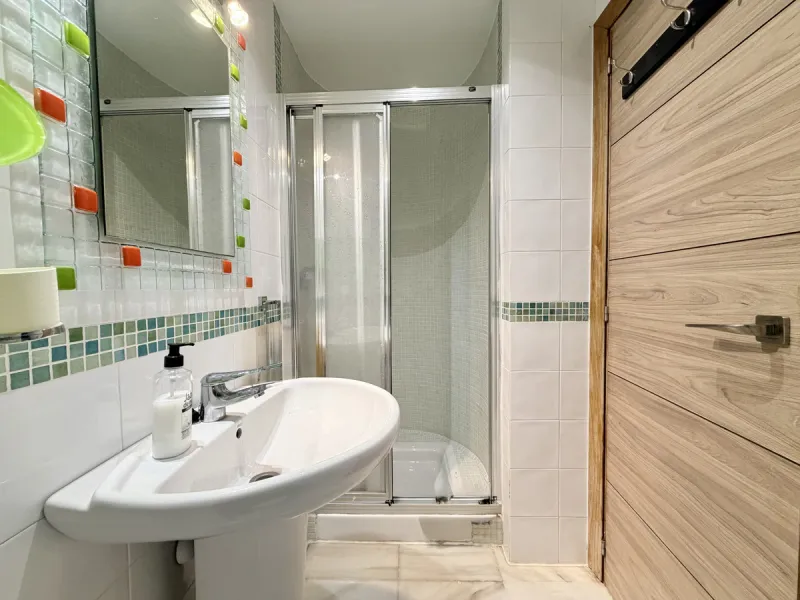 Discover this stunning ground-floor duplex in a frontline golf position, offering panoramic sea and mountain views in a peaceful and sought-after setting, just 1 km from the Puerto de la Duquesa and the beach.