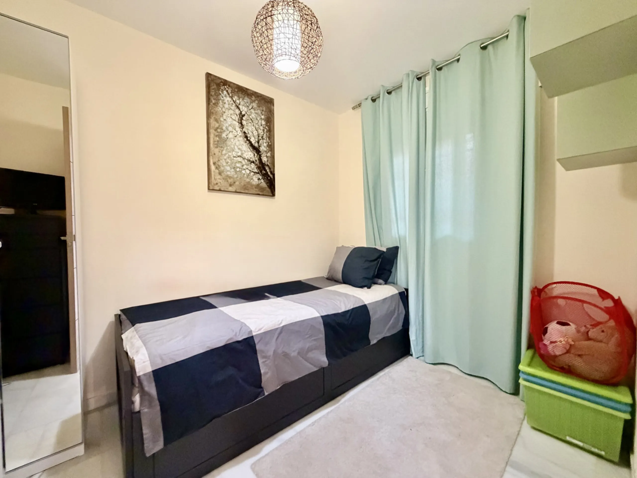 Discover this stunning ground-floor duplex in a frontline golf position, offering panoramic sea and mountain views in a peaceful and sought-after setting, just 1 km from the Puerto de la Duquesa and the beach.