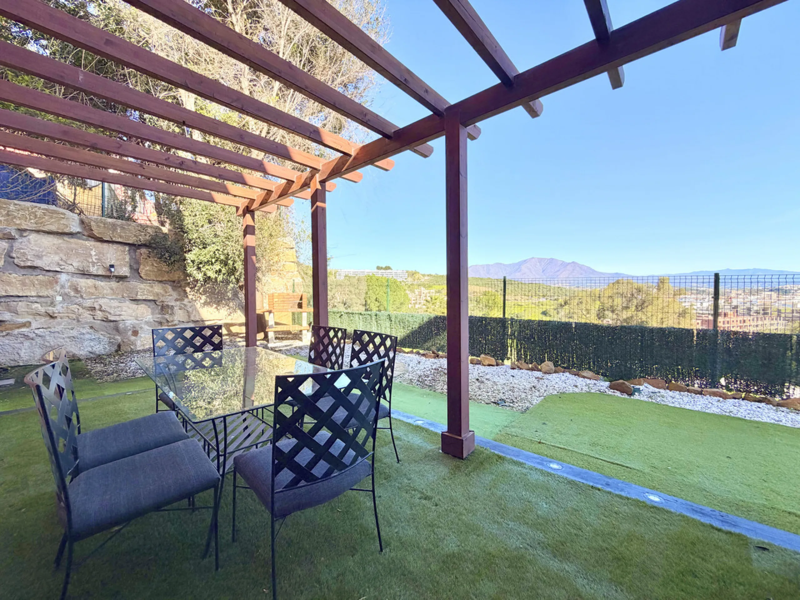 Discover this stunning ground-floor duplex in a frontline golf position, offering panoramic sea and mountain views in a peaceful and sought-after setting, just 1 km from the Puerto de la Duquesa and the beach.
