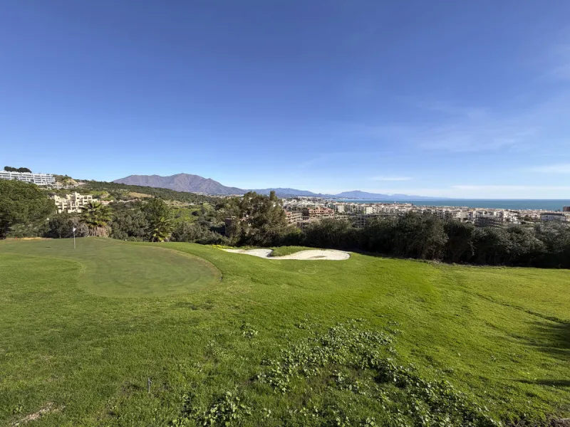 Discover this stunning ground-floor duplex in a frontline golf position, offering panoramic sea and mountain views in a peaceful and sought-after setting, just 1 km from the Puerto de la Duquesa and the beach.