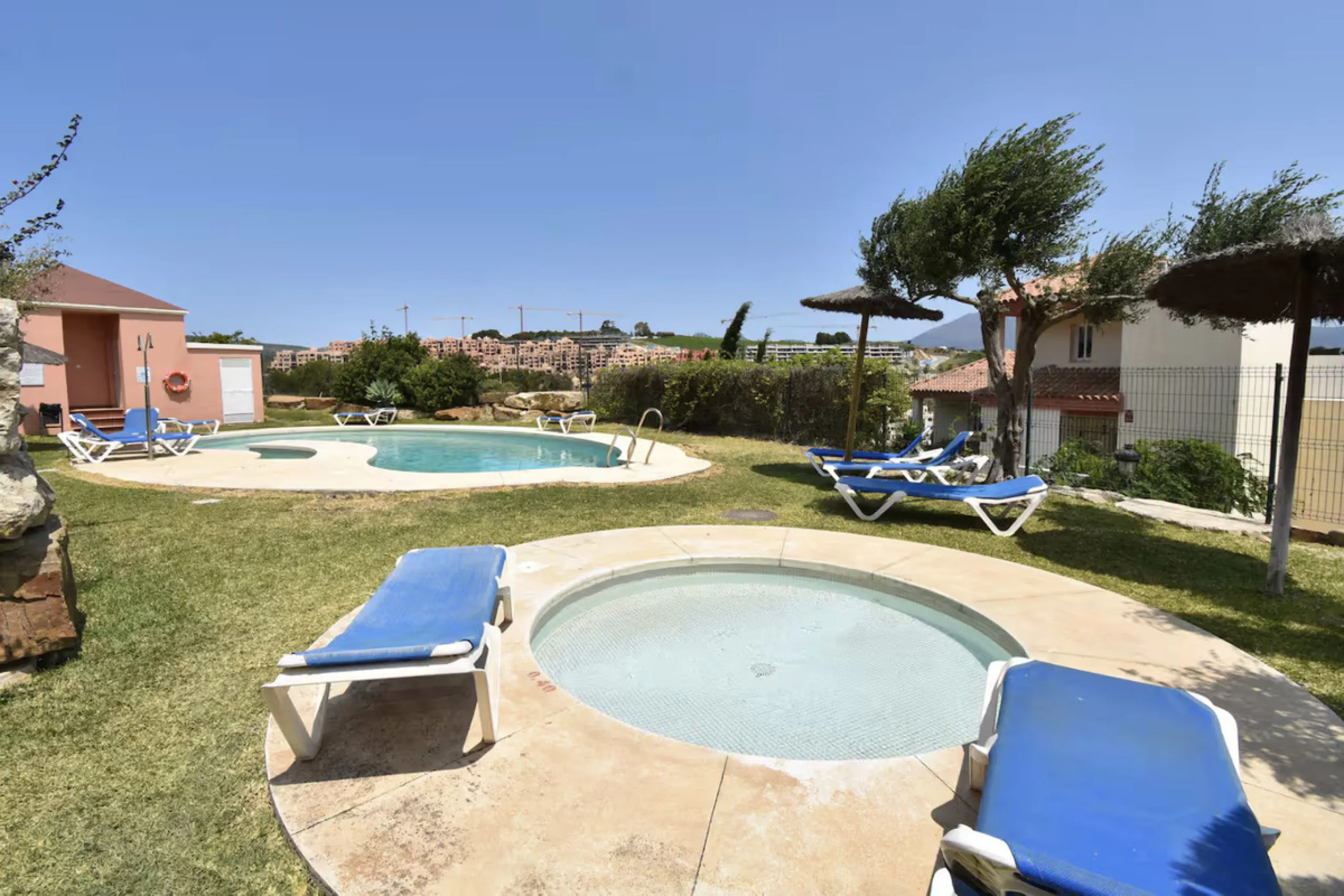 Discover this stunning ground-floor duplex in a frontline golf position, offering panoramic sea and mountain views in a peaceful and sought-after setting, just 1 km from the Puerto de la Duquesa and the beach.