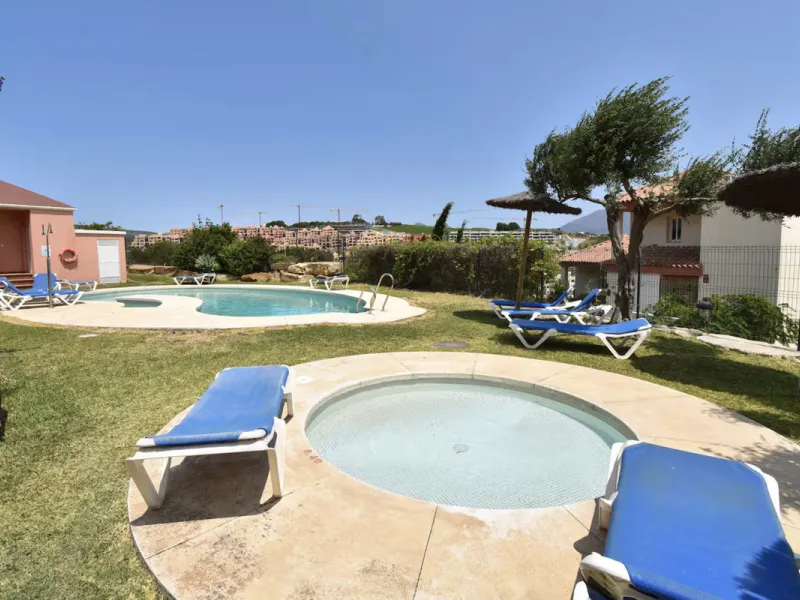 Discover this stunning ground-floor duplex in a frontline golf position, offering panoramic sea and mountain views in a peaceful and sought-after setting, just 1 km from the Puerto de la Duquesa and the beach.