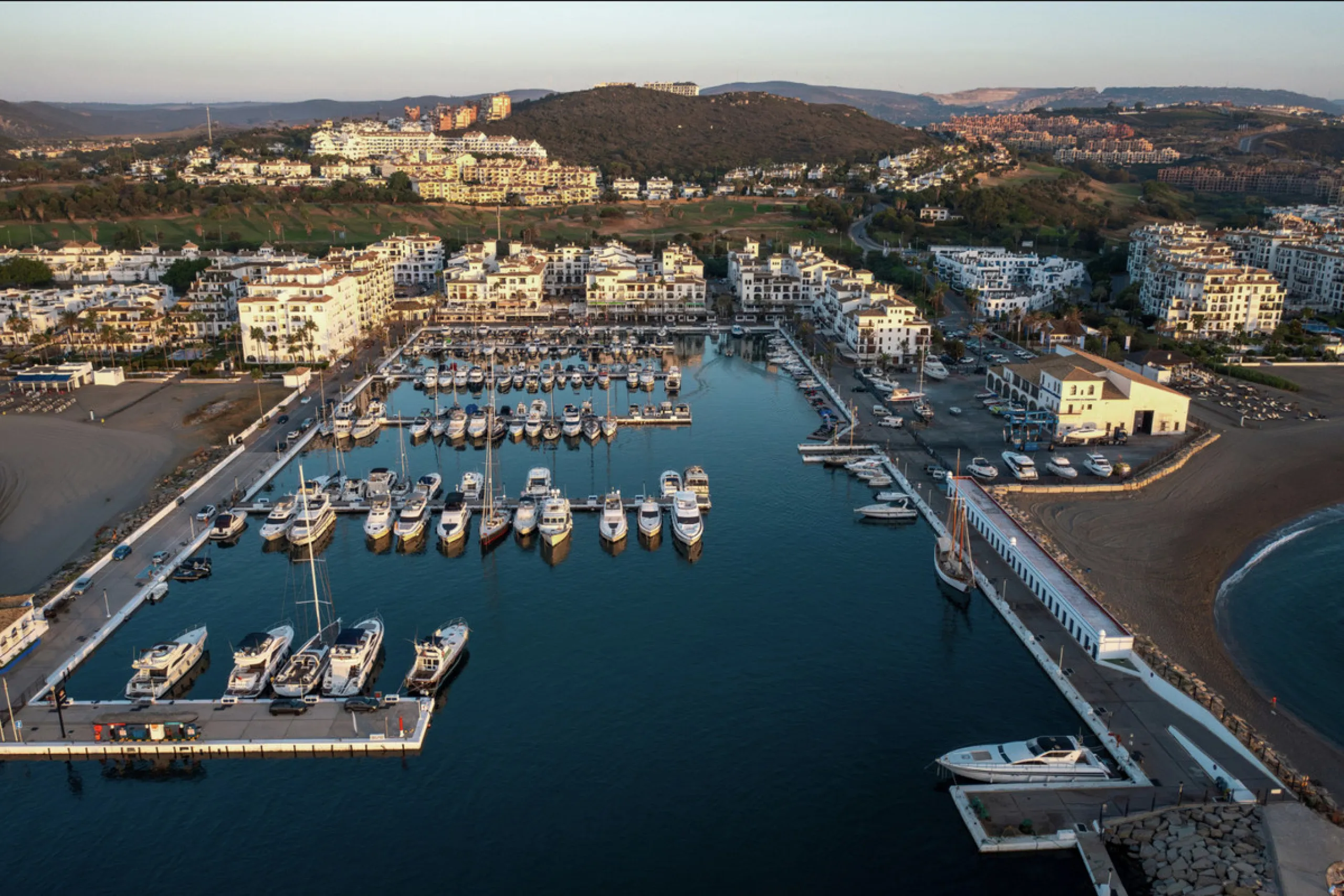Discover this stunning ground-floor duplex in a frontline golf position, offering panoramic sea and mountain views in a peaceful and sought-after setting, just 1 km from the Puerto de la Duquesa and the beach.