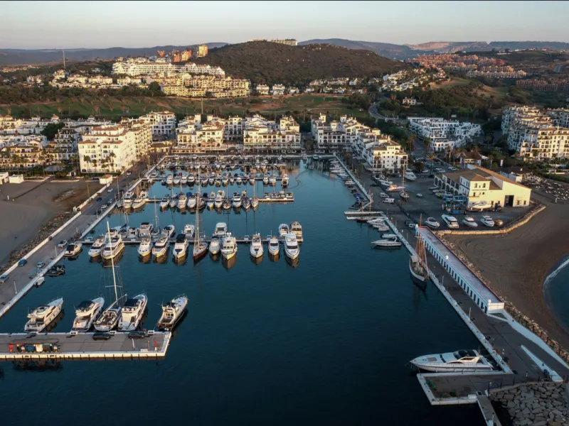 Discover this stunning ground-floor duplex in a frontline golf position, offering panoramic sea and mountain views in a peaceful and sought-after setting, just 1 km from the Puerto de la Duquesa and the beach.