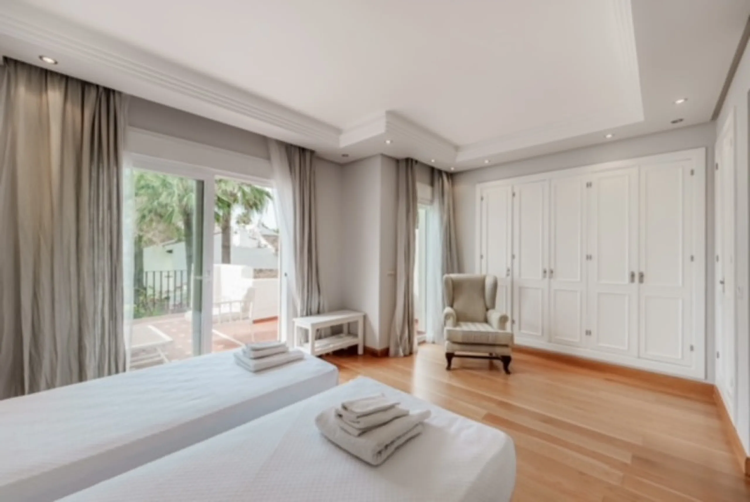 Located in the exclusive beachside community of Villas de Costalita, within walking distance to the beach, this elegant townhouse enjoys a peaceful setting in a beautifully maintained residential complex just moments from the sea.