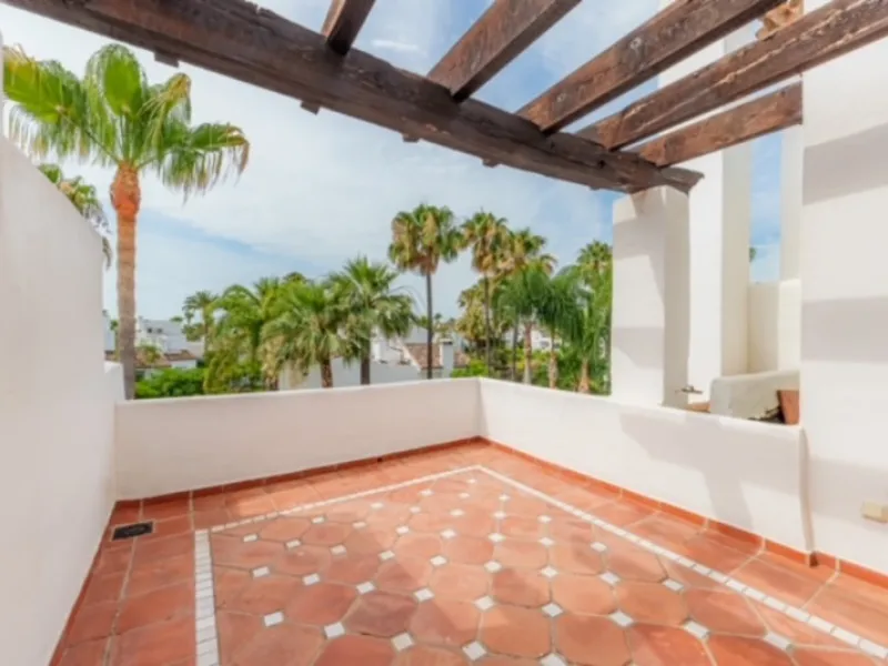 Located in the exclusive beachside community of Villas de Costalita, within walking distance to the beach, this elegant townhouse enjoys a peaceful setting in a beautifully maintained residential complex just moments from the sea.