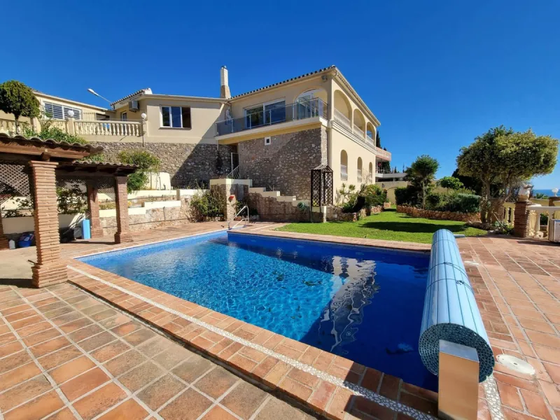 Located in the prestigious La Capellania area of the Costa del Sol, this exceptional 5-bedroom villa masterfully blends modern luxury with timeless Mediterranean charm, offering breathtaking panoramic sea views and an enviable lifestyle in one of southern