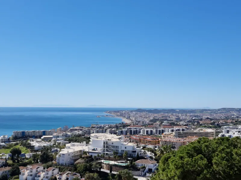Located in the prestigious La Capellania area of the Costa del Sol, this exceptional 5-bedroom villa masterfully blends modern luxury with timeless Mediterranean charm, offering breathtaking panoramic sea views and an enviable lifestyle in one of southern