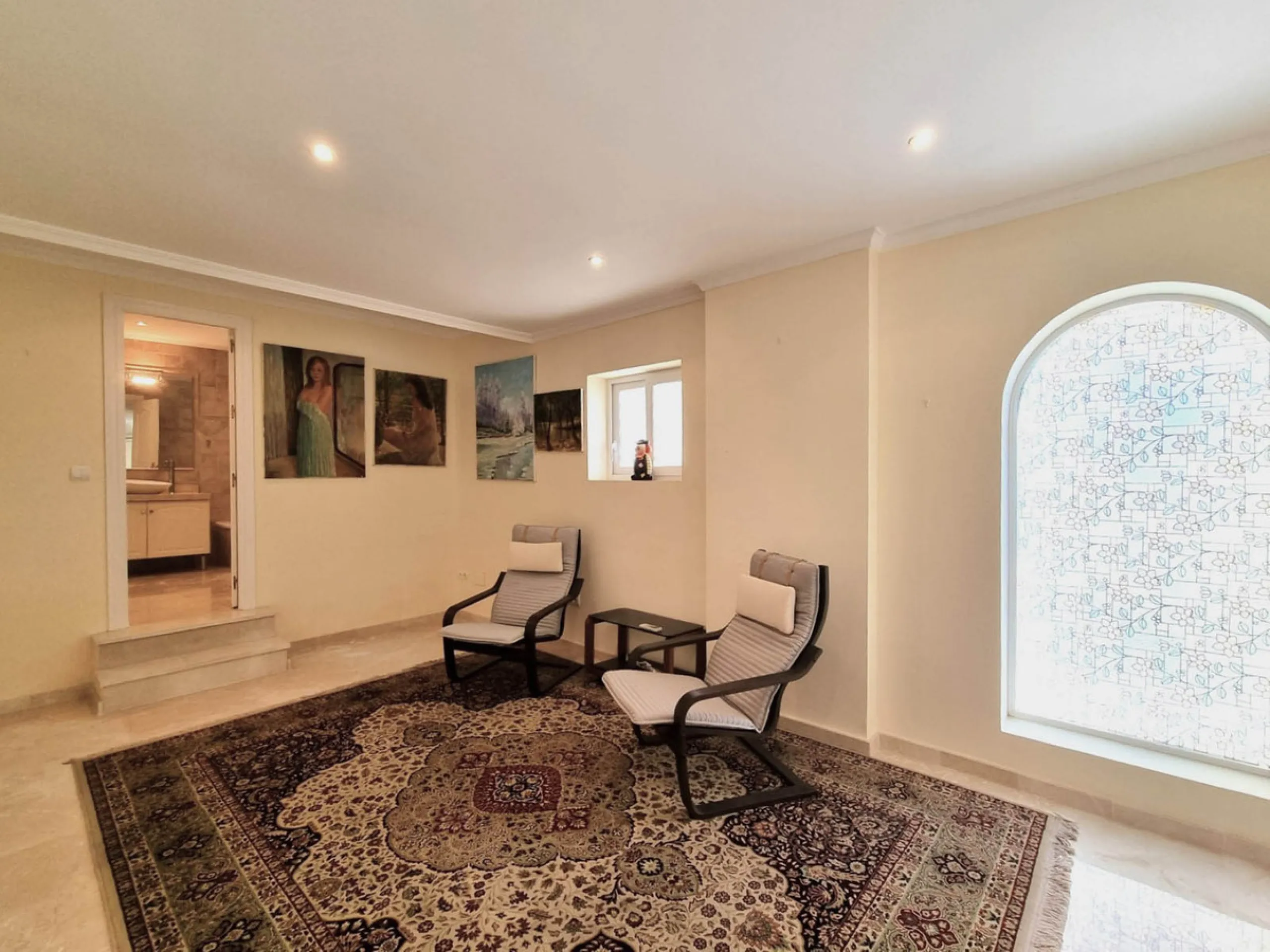 Located in the prestigious La Capellania area of the Costa del Sol, this exceptional 5-bedroom villa masterfully blends modern luxury with timeless Mediterranean charm, offering breathtaking panoramic sea views and an enviable lifestyle in one of southern