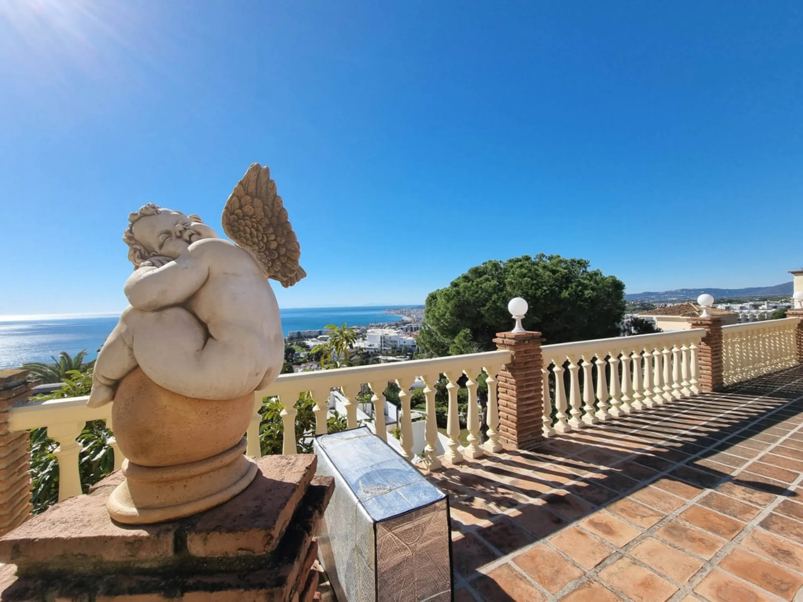 Located in the prestigious La Capellania area of the Costa del Sol, this exceptional 5-bedroom villa masterfully blends modern luxury with timeless Mediterranean charm, offering breathtaking panoramic sea views and an enviable lifestyle in one of southern