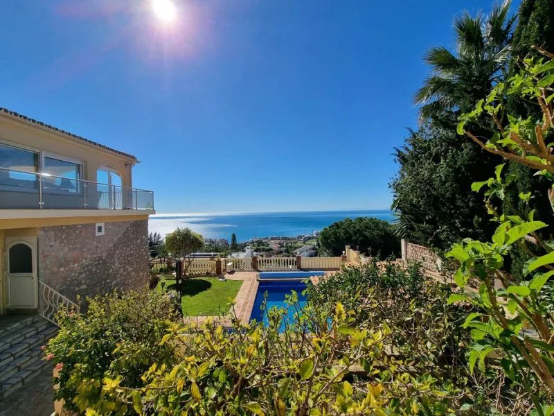 Located in the prestigious La Capellania area of the Costa del Sol, this exceptional 5-bedroom villa masterfully blends modern luxury with timeless Mediterranean charm, offering breathtaking panoramic sea views and an enviable lifestyle in one of southern