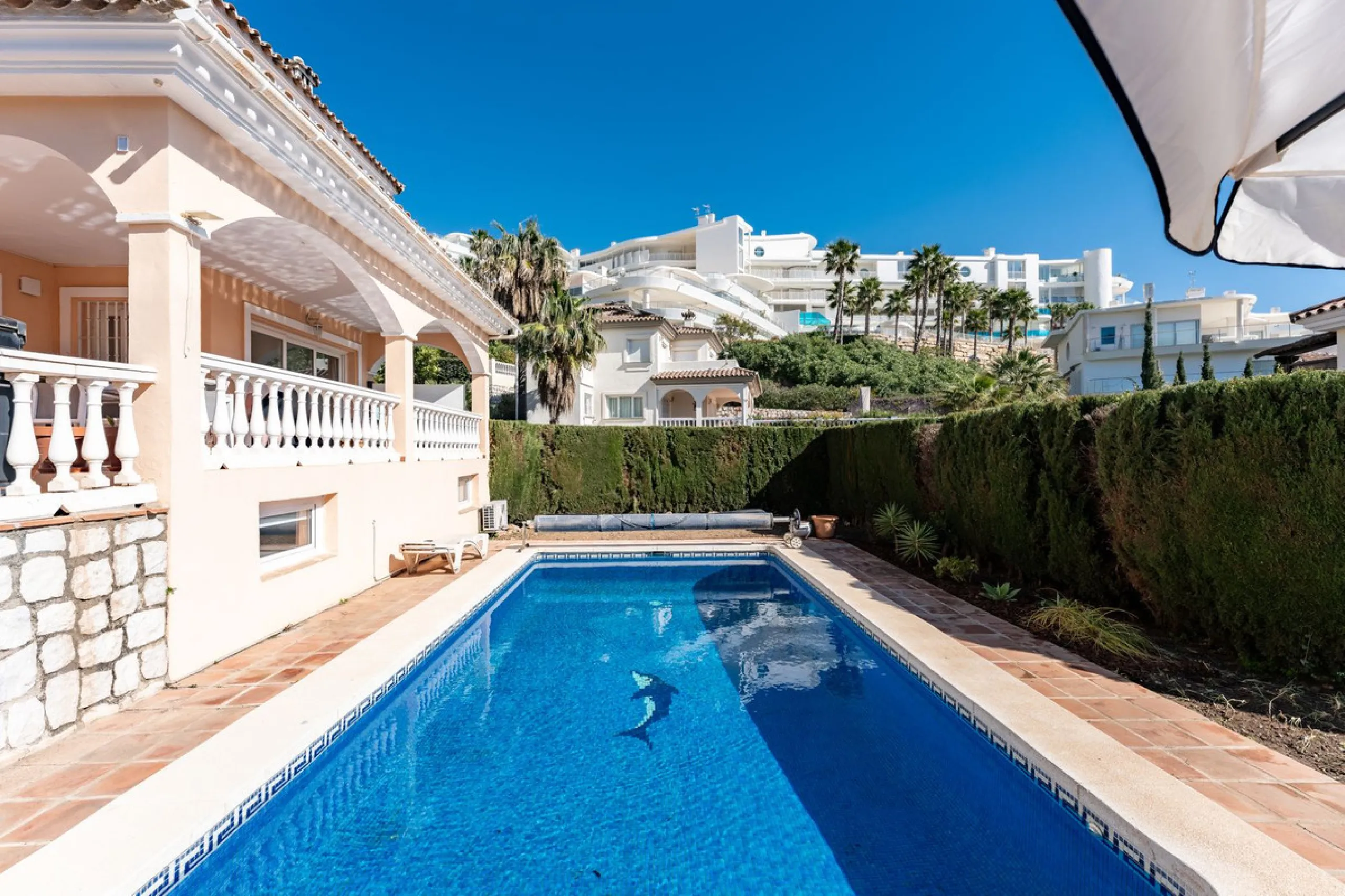 House - Detached Villa в продаже в Benalmadena, Málaga. В доме 5 спален и 4 ванных комнат. Площадь дома 258 м². Площадь участка 629 м²