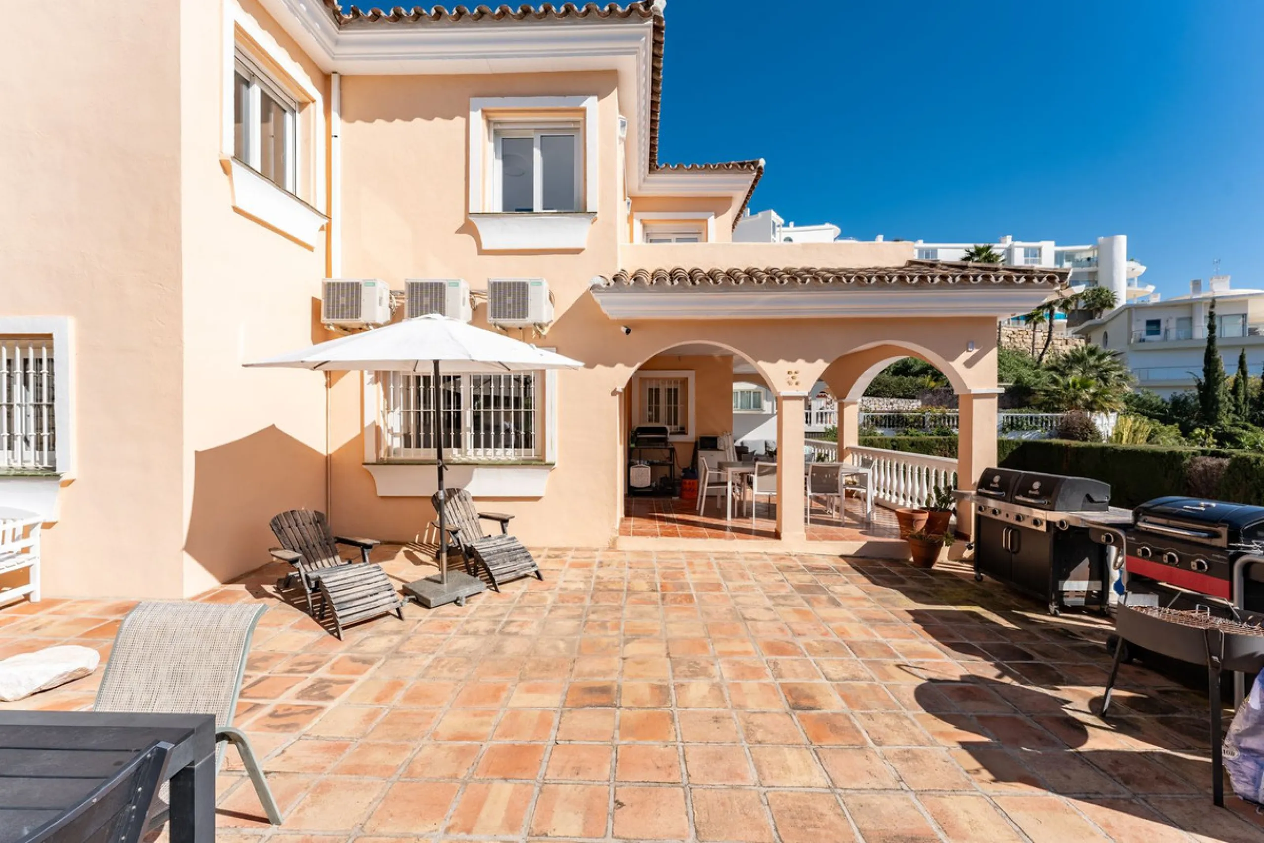 House - Detached Villa в продаже в Benalmadena, Málaga. В доме 5 спален и 4 ванных комнат. Площадь дома 258 м². Площадь участка 629 м²