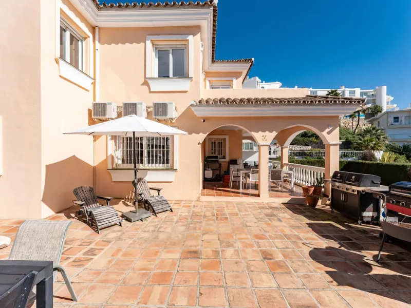 House - Detached Villa в продаже в Benalmadena, Málaga. В доме 5 спален и 4 ванных комнат. Площадь дома 258 м². Площадь участка 629 м²