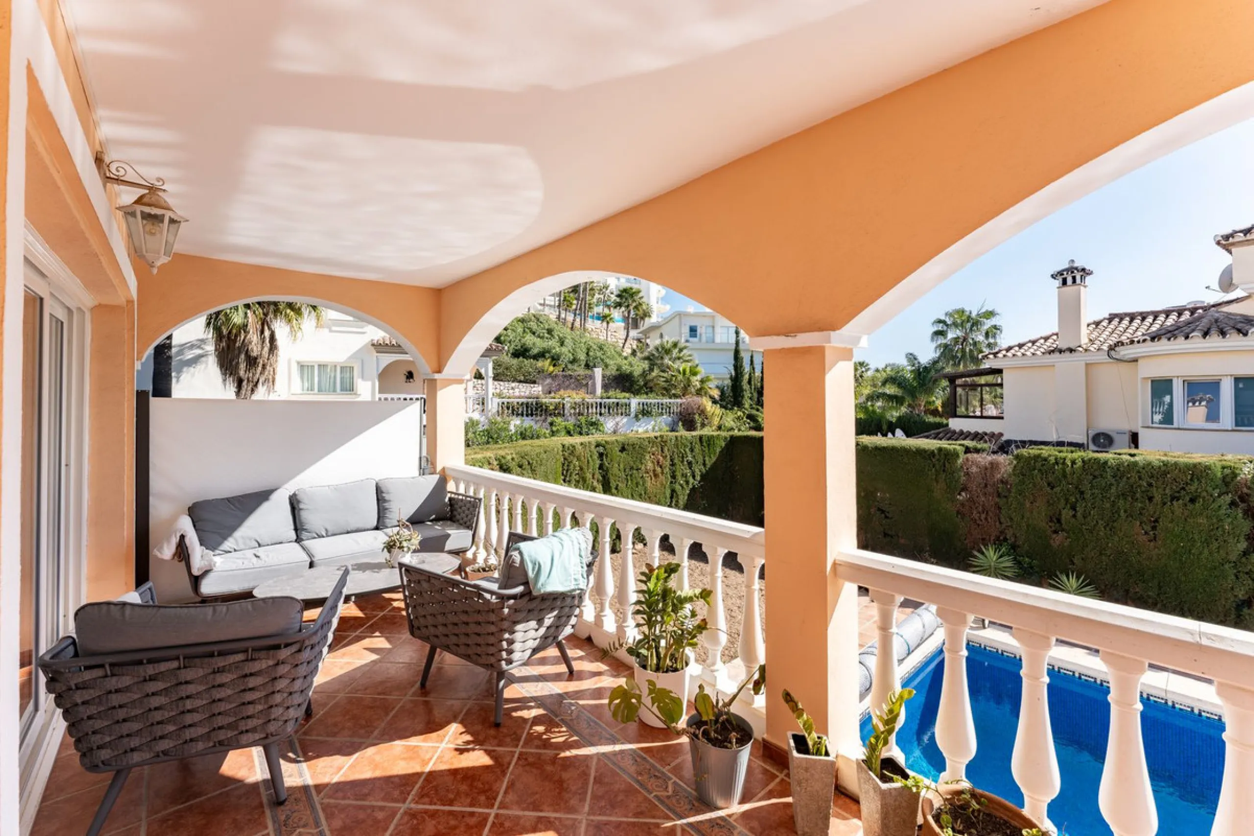 House - Detached Villa в продаже в Benalmadena, Málaga. В доме 5 спален и 4 ванных комнат. Площадь дома 258 м². Площадь участка 629 м²