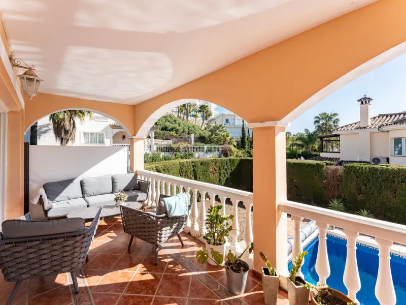 House - Detached Villa в продаже в Benalmadena, Málaga. В доме 5 спален и 4 ванных комнат. Площадь дома 258 м². Площадь участка 629 м²