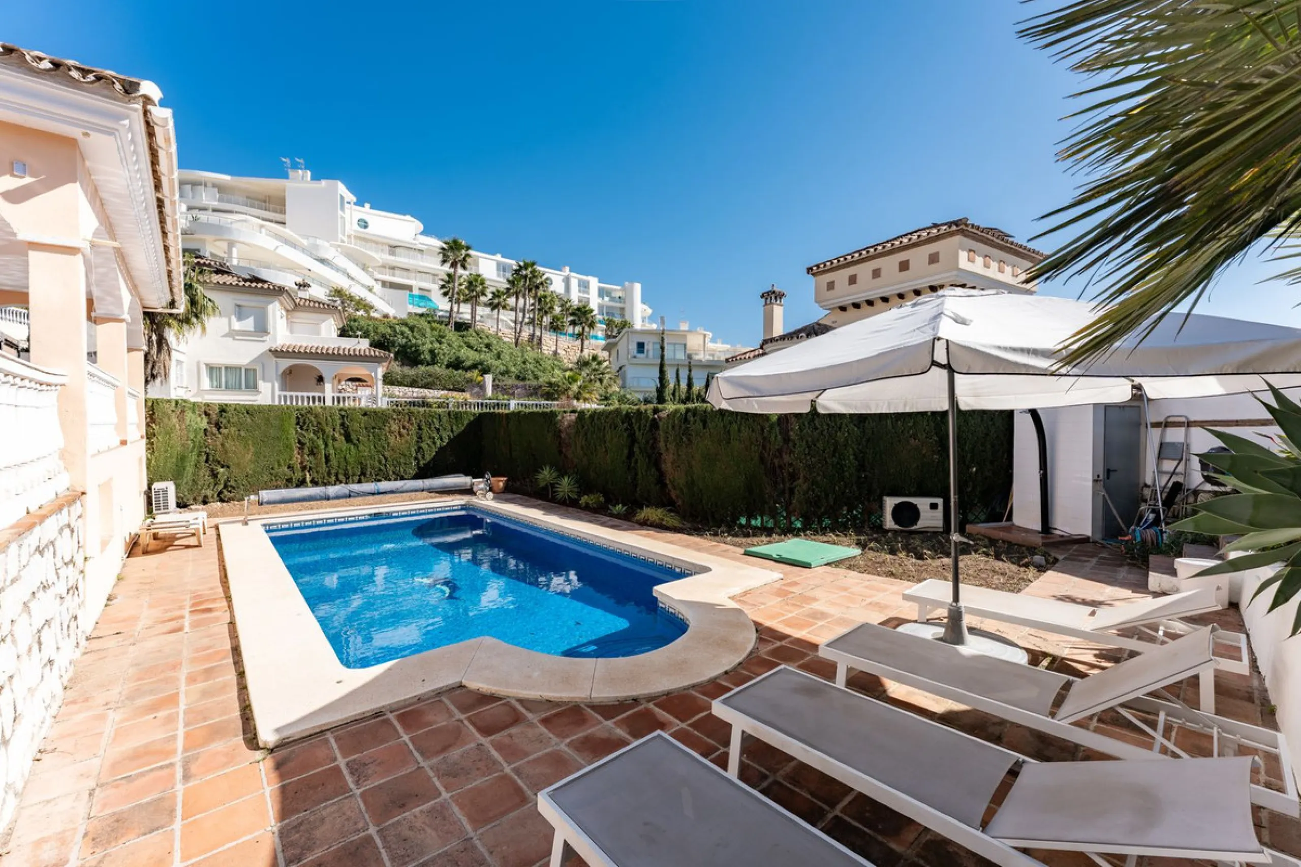 House - Detached Villa в продаже в Benalmadena, Málaga. В доме 5 спален и 4 ванных комнат. Площадь дома 258 м². Площадь участка 629 м²